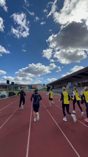 We are ready💛💙
Taktiikat hiottu ja viimeistelyt tehty kohti viestiä✅
Fiilis on katossa ja jengi on valmis! 😎
Let’s do this🔥🔥
#msparma #msparmattaret #10mila #damkavlen #orienteering #suunnistus #stafett #viesti #orientering #relay #tiomila #lumonite