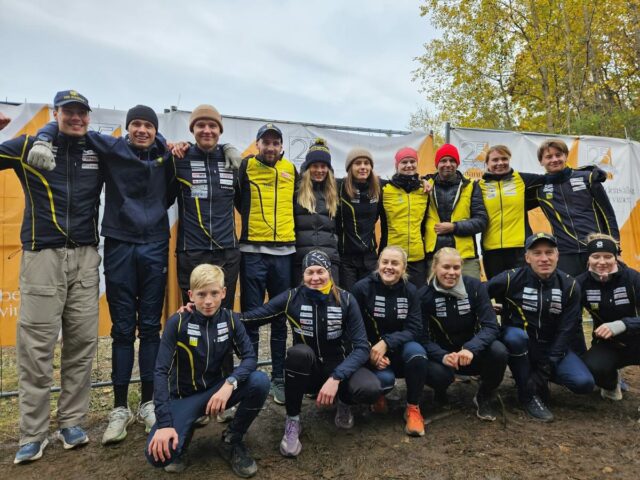 💛💙 Seuran historiaa Mannassa! 💙💛
MS Parma teki huikean suorituksen Ruotsin 25Manna-suurviestissä sijoittuen seitsemänneksi, joka on seuran paras sijoitus kautta aikojen! 💥
💬 “Olemme tosi tyytyväisiä päivän suoritukseen ja sijoitukseen. Vaikka pieniä virheitä tuli, mitään romahtamista ei tapahtunut. Joukkue oli paras mahdollinen tähän tilanteeseen.” – manageri Samuli Salmenoja
Nuoret ja kokeneet juoksijat onnistuivat kautta linjan ja erityisesti Carlit Tölkkö (15 v) loisti hurjalla vedollaan 23 osuudella ottaen kärkeä kiinni. Samaa menoa jatkoivat Aksu ja Maija tuoden MSP:n värit seitsemäntenä maaliin!
1. Kuva 📸: Olli Mattila ja loput @svenskorientering 🤝
#msparma #25manna #suunnistus #teamwork #suunnistusfi #orienteering #seurahistoria #viesti #stafett #relay