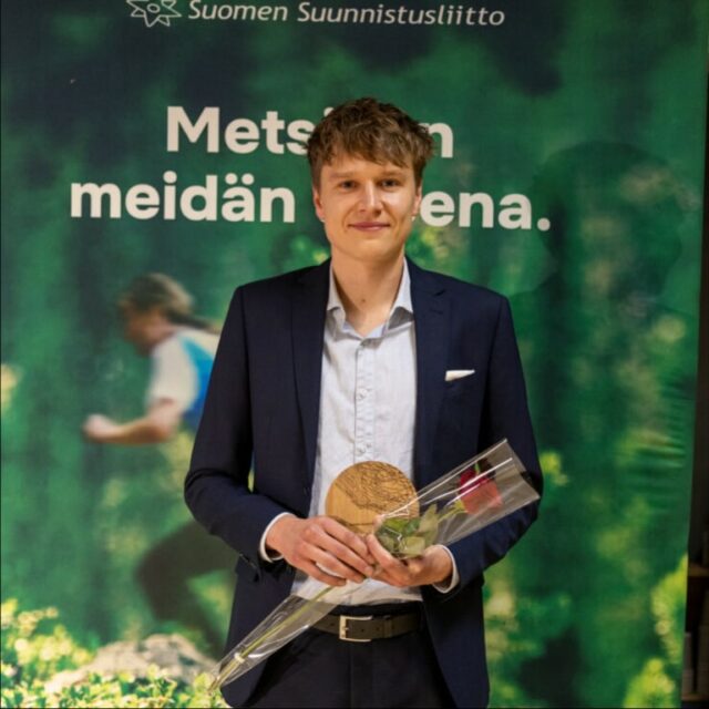 Viikko sitten saimme upeita uutisia Suunnistusliiton 80-v juhlagaalassa! 🥇
🏆 Akseli Ruohola palkittiin Vuoden 2025 Suunnistajana huippukauden jälkeen. Kesällä Kuopion MM-kotikisoista viestipronssia ja EM-kisojen knock-outista historiallinen ensimmäinen mitali EM-pronssina. 🤩
🏆 Niklas Ekström palkittiin Vuoden 2025 Hiihtosuunnistajana niin ikään huippukauden jälkeen. Niklaksen kausi sisälsi muun muassa mitalin jokaiselta matkalta EM-kotikisoista Posiolta. 😎
🏆Kirsikkana kakun päällä MS Parma palkittiin myös vuoden seurana. MS Parma on yksi Suomen menestyneimmistä suunnistusseuroista ja menestystä löytyy niin kotimaasta kuin arvokisoista. Yli 150 lisenssisuunnistajaa, kolminkertainen Nuorten Jukolan voittaja ja aktiivinen suurten kisojen järjestäjä.
Huippuhetki koko seuralle matkalla kohti seuraavaa kautta ! 👣🎿
1. kuva 📸: Katri Lindeqvist
#MSParma #suunnistus #orienteering