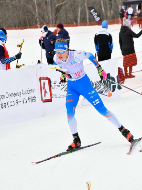 Hiihtosuunnistuksen MM-kilpailut jatkuivat Japanin Rusutsussa takaa-ajolla. Päivän kisassa tarjoiltiin reitinvalintoja, rankkoja nousuja, jyrkkiä ja vauhdikkaita laskuja ja hankikantoa.
Naisten sarjassa Suomen Nina Kärnän kaulaan ripustettiin MM-hopea. Onnea! Voitto meni tiukassa loppukirissä Sveitsin Eliane Deiningerille.
Miesten mitalit ratkottiin niinikään loppukirissä. Voittajaksi kurotti Norjan Jörgen Baklid ennen Sveitsin Nicola Mulleriä ja Norjan Teodor Mo Hjelsethiä.
Amanda ja Niklas kovassa kisassa hienosti viidensiä ja Aapo 7. Lotte-Line 23.
Kuvat 1 & 3/ kilpailunjärjestäjä
Kuvat 2 & 4/ Henrik Asklöf