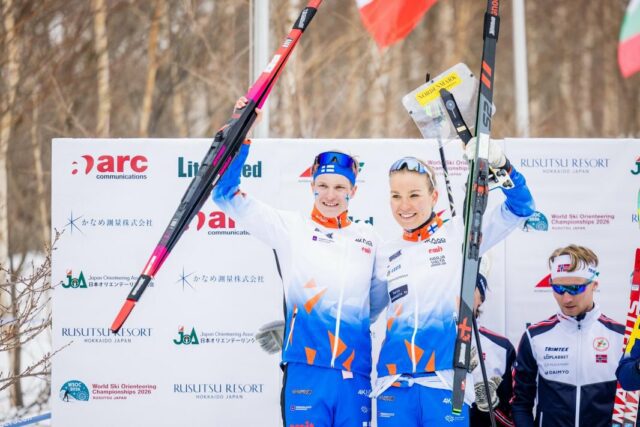 Hiihtosuunnistuksen MM-kilpailuissa Japanin Rusutsussa käytiin kisojen päätöspäivänä tiukka ja jännittävä sprinttiviesti. Suomen joukkue Amanda ja Niklas voittivat hopeaa vain sekunnin erolla kultaa voittaneeseen Norjaan💥🥈! Ruotsi oli kolmas.

Suomi 2 (Aapo & Nina Kärnä) olivat kärkitaistelussa mukana (ei virallisissa tuloksissa, jossa vain 1 joukkue/maa).

Päätöspäivä jäi urheilijoiden mieleen, sillä yleisöä oli paljon, kilpailijat hiihtosuunnistivat aivan yleisön silmien edessä ja mekkala oli kovaa. Lisäksi kilpailuja kunnioitti läsnäolollaan Japanin keisarillisen perheen prinsessa Akishino ja prinssi Hisahito. He osallistuivat palkintojenjakoon ja päätösseremoniaan. 

Mitalijuhlat voi alkaa🥳🥳🎉🎉!
📸1&3 Asklöf
📸2&4 WSOC2026