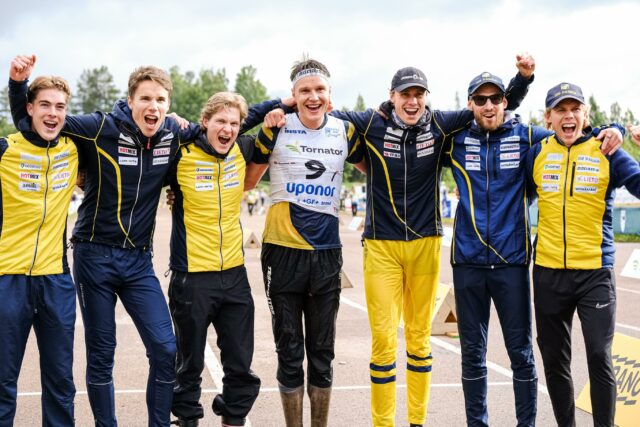 Kotka-Jukola 2026 suunnistettu ja hyvinhän se kohteli! 💛💙 Tässä kuvia yön varrelta eli swaippaile menemään!
Pitkien yöosuuksien jälkeen oltiin hienosti toisella sijalla vain 20 sekuntia kärkeä perässä @eeroheinonen , @tuukkamakinenn ja @artotalvinen hyvien suoritusten siivittämänä.
Tästä oli hyvä lähteä rakentamaan kohti aamun sarastusta ja tasaisten suoritusten @ekstromniklass @analogr4m @jurgenjoonas siivittämänä @aksu_r ankkuroi joukkueen hienosti kuudennelle sijalle.
MS Parman miehet ovat kerran historiansa aikana olleet kuudensia ja se tapahtui Lapualla Virkiä-Jukolassa 2007. Nykyinen sukupolvi on siis nyt vanhempien rinnalla ja seuraavina vuosina lähdetään tavoittelemaan viiden kärkeä ja seuran kaikkien aikojen sijoitusta! Kohti Vuokattia! 📈💪
Kuvista kiitos 📸 Teppo Salmia, Anu Uhotoinen ja Timo Mikkola 🤝
#orienteering #suunnistus #lumonite #noname #leader