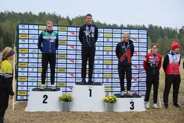 Sm-keskimatka kisattiin Kirkkonummen upeissa, teknisesti haastavissa avokalliomaastoissa. Päivä toi menestystä MSParmalle laajalla rintamalla. Parhaiten onnistuivat pääsarjoissa Akseli Ruohola nappaamalla voiton selvällä marginaalilla Olli Ojanahoon ja Maija Sianoja, joka kerrytti mitalisaldoaan pronssilla. Muut mitalistit olivat Venla Lehtonen, kultaa sarjassa D20 ja Anni Heikkonen, pronssia sarjassa D40.
🥇Akseli Ruohola H21 ja Venla Lehtonen D21
🥉Maija Sianoja D21 ja Anni Heikkonen D40
4. Inari Karppinen D21, Aurora Lehtonen D16, Peeter Pihl H40, Samuli Salmenoja H45
6. Anu Ekström D55
8. Juha Peltola H50
9. Eero Karttila H15
📸 Suunnistusliiton kuvapankki, Timo Mikkola