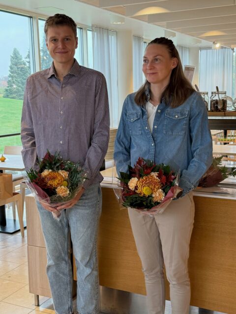 Liedon kaupunki muisti kansainvälisesti menestyneitä lietolaisia suunnistajia tarjoamalla kakkukahvit Liedon kaupungintalolla.
Kukat saivat knock-out-sprintin mm-hopeaa 🥈voittanut Akseli Ruohola ja maailmancupin knock-out-sprintissä pronssin 🥉saavuttanut Maija Sianoja. Kaupungin kukat ojensivat kaupunginjohtaja Mika Ingi ja kaupunginhallituksen pj. Riina Kolkkala.
Seuran puheenjohtaja Risto Ruohola kiitti puheessaan erityisesti huippusuunnistajiemme valmentajia, joista tilaisuuteen oli päässyt Akselin valmentaja Fredric Portin. Ruohola kehui ”jalkasuunnistuskauden” olleen kansainvälisesti muutenkin menestyksekäs. Inari Karppinen voitti opiskelijoiden maailmanmestaruuden ja Venla Lehtonen sekä Aurora Lehtonen tekivät nuoremmissa sarjoissa onnistuneet kansainväliset kisadebyytit.
Seuran puolesta menestyssuunnistajat kukitti suunnistajalegenda Liisa Liljeström, joka voitti Liedon Parman väreissä aikoinaan 8 mm-mitalia.💛💙