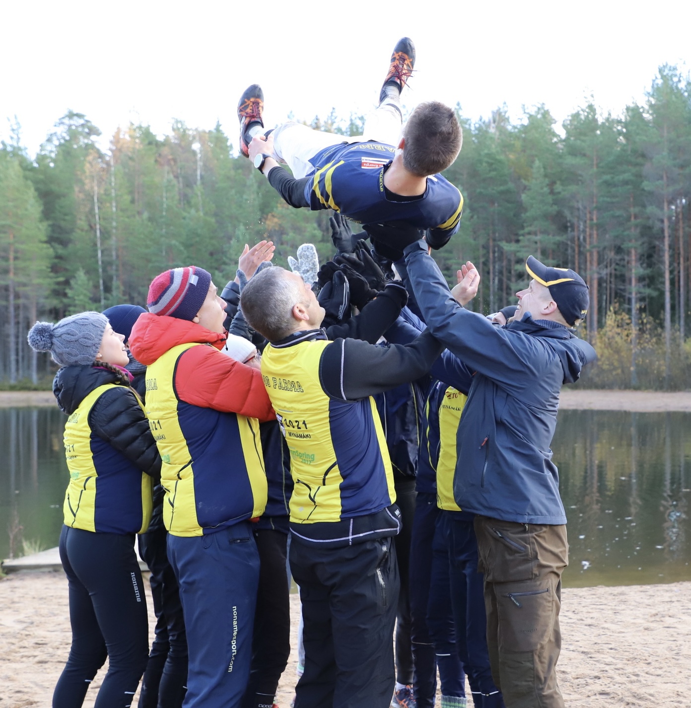 Halikkoviesti 2017 voiton juhlintaa. Ankkuri Arto Talvinen ilmassa.