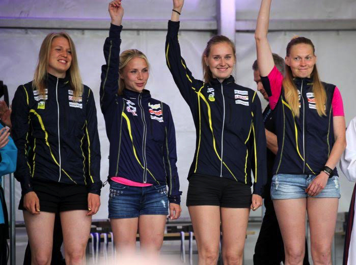 Joensuu Jukolan 2017 Venlojen viestin joukkue tuulettaa 9. sijaa Tuulia Viberg (vas.), Anastasia Rudnaya, Tiia Miettinen ja Maija Sianoja.