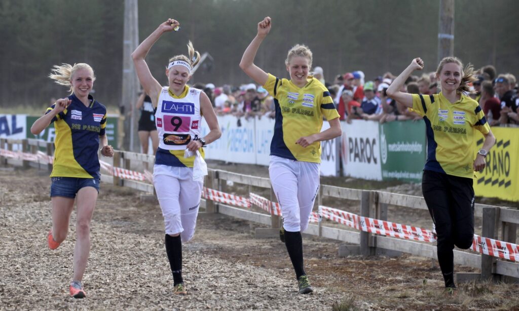 Lahti-Hollola Jukolan Venlojen viestin maalisuoralla matkalla kohti 3. sijaa Anastasia Rudnaya (vas.), Maija Sianoja, Tuulia Viberg ja Tiia Istolahti.