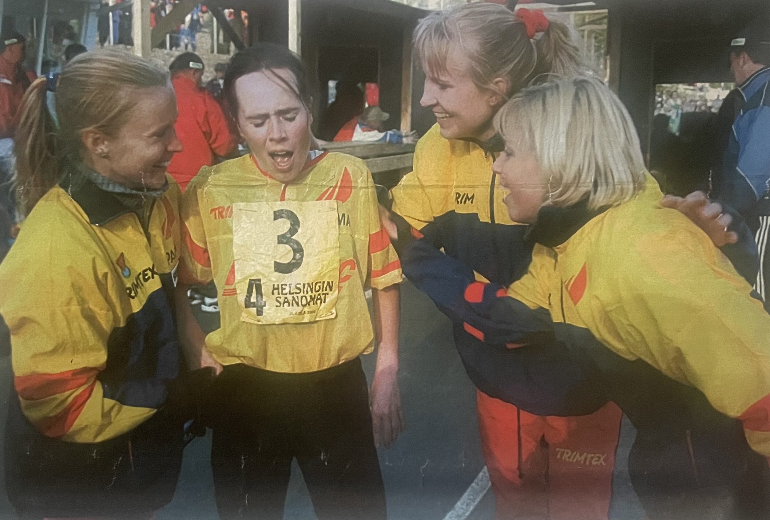 Venlojen viestin 2000 sankari Kylli Kaljus haukkoo vielä happea, kun muut Parman voittajat Reeta-Mari Kolkkala (vas.), Anniina Paronen ja Katja Peltola juhlivat. Kuva Tommi Roimela lehdestä Suunnistaja 6/2000.