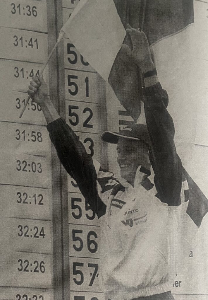 Juha Peltola juhlii pikamatkan MM-hopeaa Skotlannissa 1999. Kuva Pirjo Valjanen lehdestä Suunnistaja 7/2000.