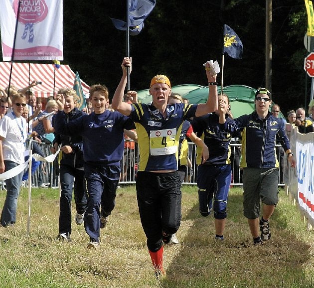 MS Parman joukkue maalisuoralla juoksemassa kohti Nuorten Jukolan 2008 voittoa Espoossa.