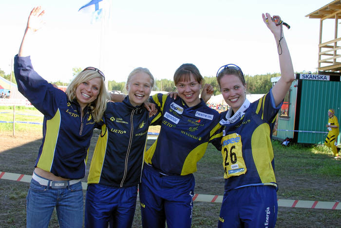 Virkiä-Jukolassa 2007 5. sijan juhlintaa Katja Mjösund (vas.), Susanna Tervo, Outi Sareila ja Johanna Pietilä.
