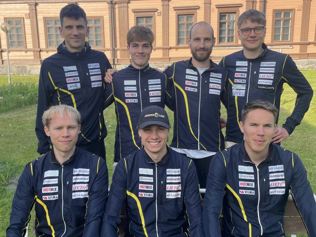 Mikkeli Jukolassa 2025 9. sijalle yltänyt joukkue valmiina ennen viestiä Heinonen (vas. alh.), Mäkinen, Talvinen, Nogueira, Joonas, Hubacek ja Ruohola.