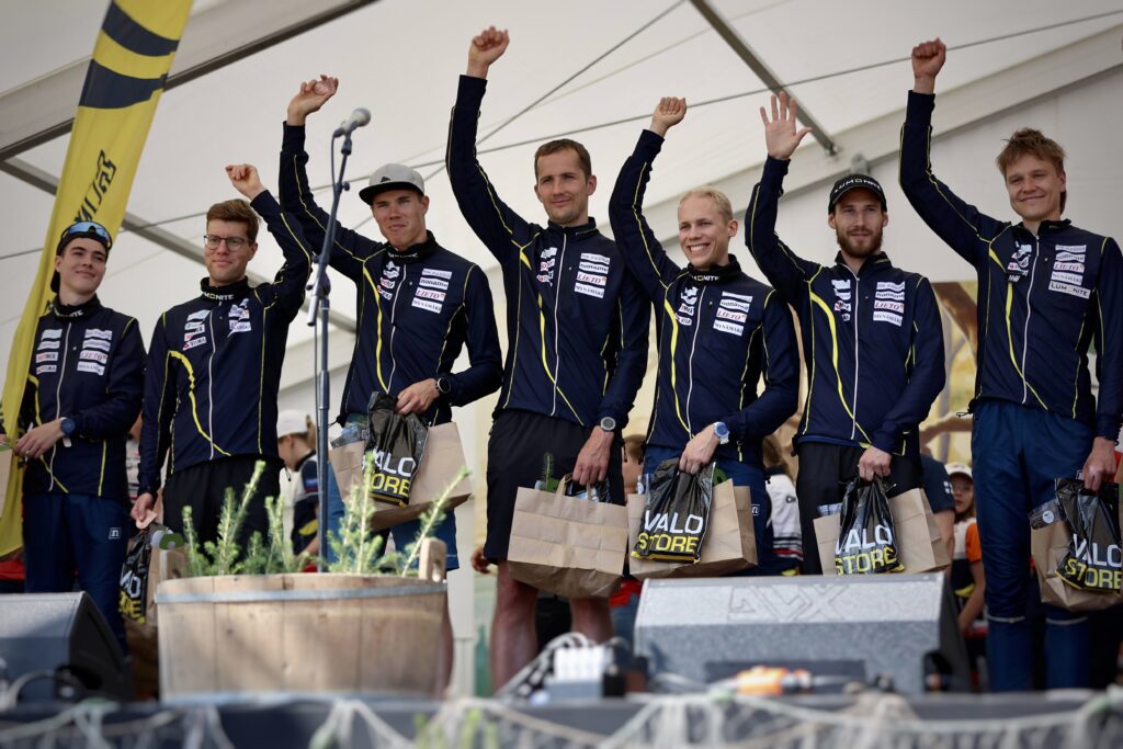 Porvoo Jukolan 2023 joukkue Jürgen Joonas, Topi Penttinen, Arto Talvinen, Kristo Heinmann, Eero Heinonen, Jonas Hubacek ja Akseli Ruohola tuulettaa 7. sijaa. Kuva Jarmo Koskela.