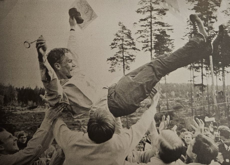 Vammalan Jukolassa 1969 Liedon Parman ensimmäinen voitto. Voittoisalle ankkurilla Tuomo Peltolalle ilmalentoa antamassa vasemmalta Tapio Torpo, Timo Peltola, Timo Grönroos ja Raimo Jalonen. Kirjasta: Liedon Parma 1907-2007.