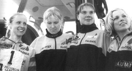 Nikkari-Jukolan 2001 Venlojen viestin voittajajoukkue Liedon Parma: Katja Peltola (oik.), Outi Sareila, Anniina Paronen ja Reeta-Mari Kolkkala . Kuva Aki Saranen kirjasta Rastivuosi 2001.