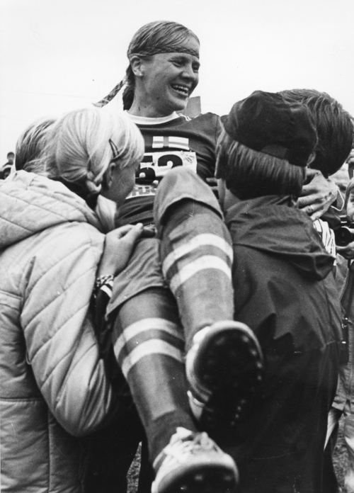 Liisa Veijalainen voitti ensimmäisenä suomalaisena suunnistuksen henkilökohtaisen maailmanmestaruuden 1976 Aviemoressa, Skotlannissa. Kuva Urheilumuseo.